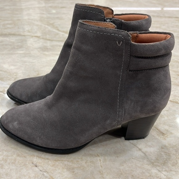 Vionic Jessie‎ Heeled Booties | Weather-Resistant Suede | Charcoal Gray | Size 9 - Picture 5 of 12